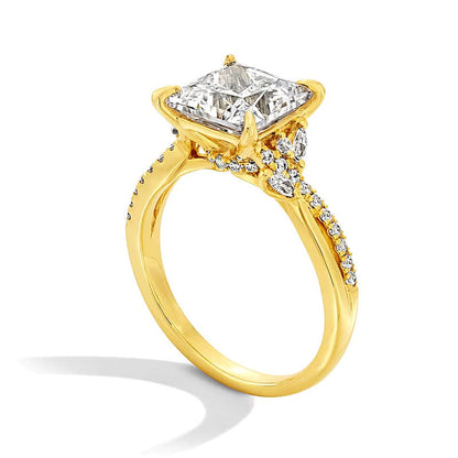 3,33 ct. Gesamtgewicht Solitär mit seitlichem Besatz mit Princess-Labordiamant in 14K Gelbgold (F/VS2)