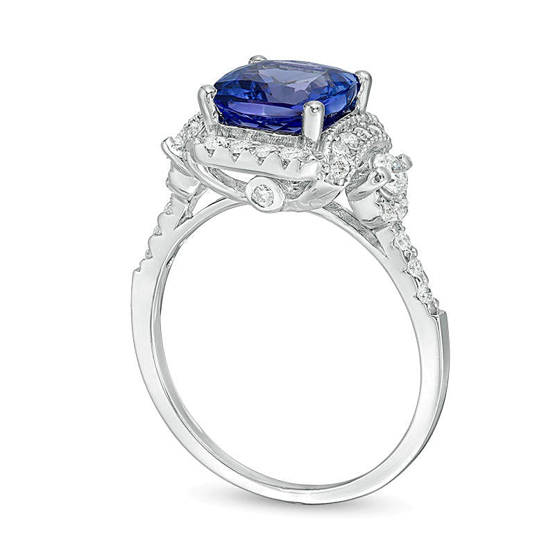 8,0mm Tansanit im Kissenschliff und 0,5 ct. Gesamtgewicht Diamant Halo-Ring mit seitlichem Besatz in 14K Weißgold