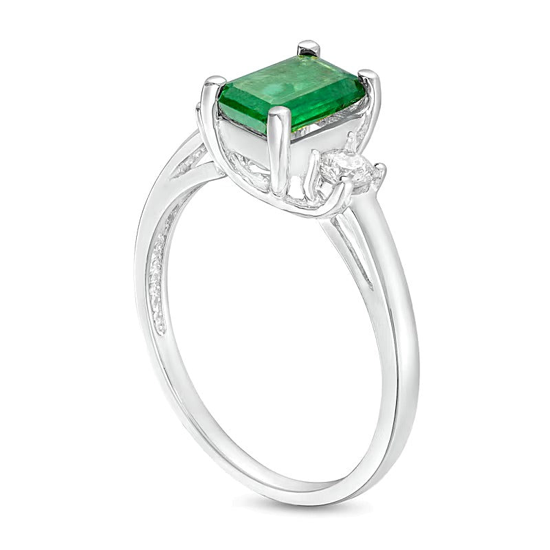 Dreistein-Ring mit Smaragd im Smaragdschliff und 0,2 ct. Gesamtgewicht Diamanten in 14K Weißgold
