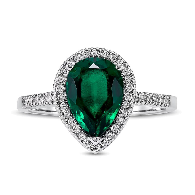 Halo-Ring mit tropfenförmigem Labor-Smaragd und 0,2 ct. Gesamtgewicht Diamanten in 14K Weißgold