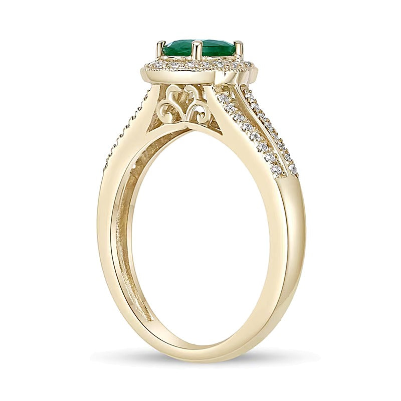 Ring mit ovalem Smaragd und 0,25 ct. Gesamtgewicht Diamanten mit Halo und geteilter Ringschiene in 10K Gelbgold