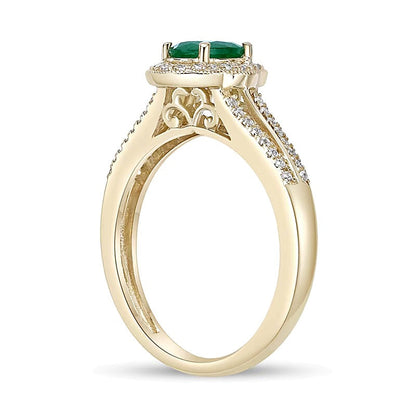Ring mit ovalem Smaragd und 0,25 ct. Gesamtgewicht Diamanten mit Halo und geteilter Ringschiene in 10K Gelbgold