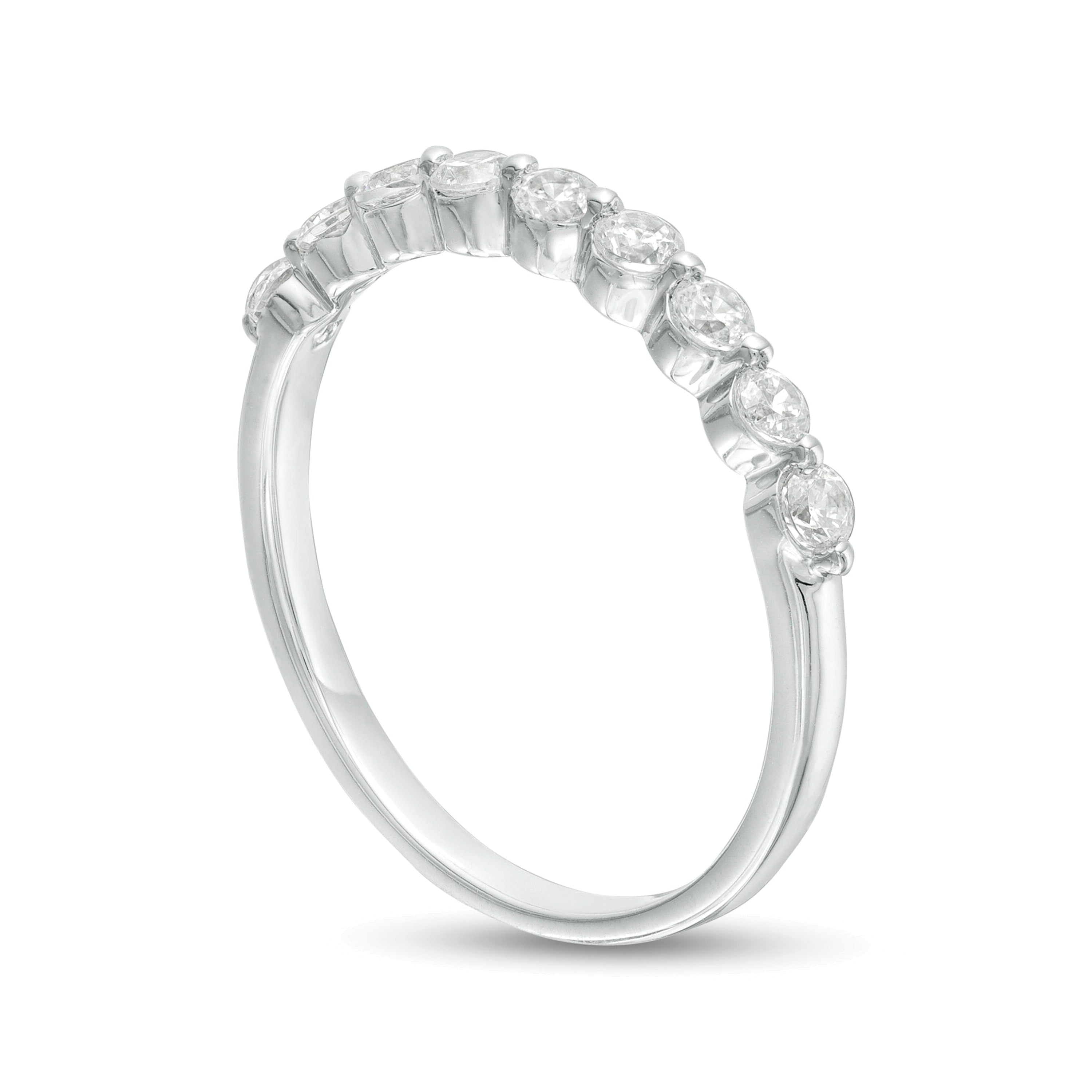 Memoire-Ring mit neun Diamanten 0.38 ct. Gesamtgewicht in 10K Weißgold