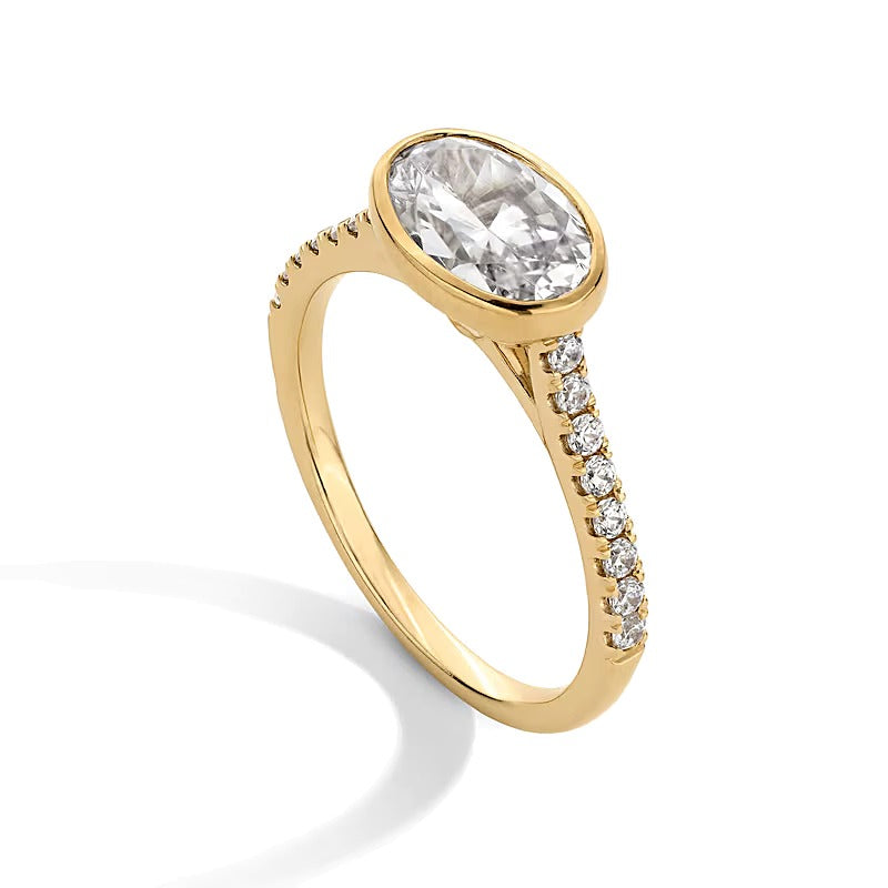 1,75 ct. Gesamtgewicht Verlobungsring mit ovalem Labordiamant und seitlichem Besatz, Zargenfassung, in 14K Gelbgold (F/VS2)