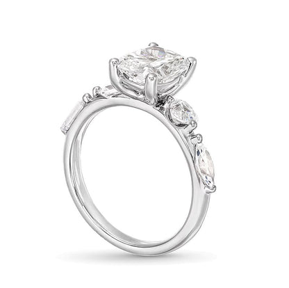 Solitär mit seitlichem Besatz aus 14K Weißgold mit Labordiamanten im Kissenschliff, weiß (F/VS2), 3.0 ct. Gesamtgewicht