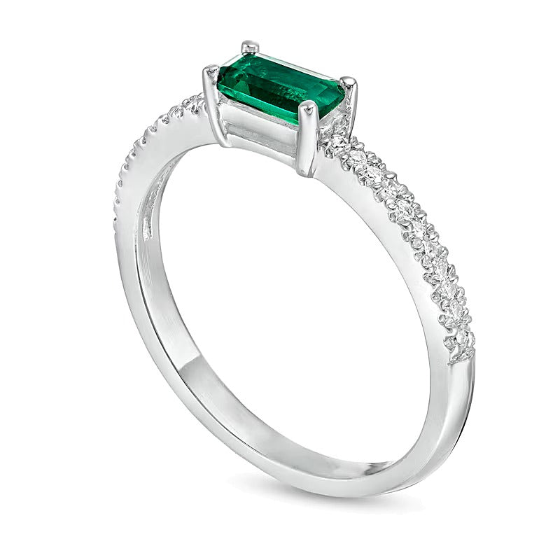 Fashion-Ring mit seitlichem Baguette-Smaragd (Labor) und 0,1 ct. Gesamtgewicht Diamanten in 10K Weißgold