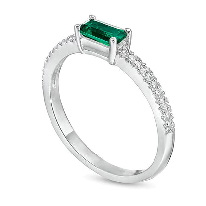 Fashion-Ring mit seitlichem Baguette-Smaragd (Labor) und 0,1 ct. Gesamtgewicht Diamanten in 10K Weißgold