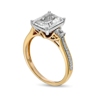Dreistein-Verlobungsring mit weißem Labor-Saphir im Smaragdschliff und 0,1 ct. Gesamtgewicht Diamanten in 14K Gold