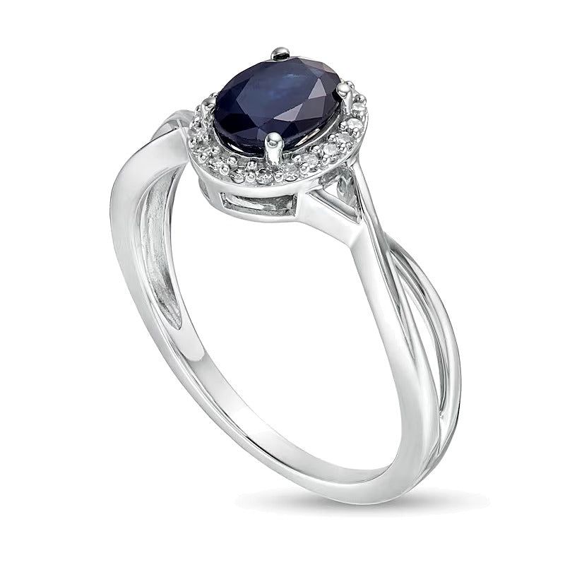 Ring mit ovalem blauem Saphir und 0,07 ct. Gesamtgewicht Diamanten in 10K Weißgold