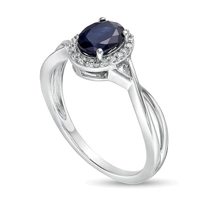 Ring mit ovalem blauem Saphir und 0,07 ct. Gesamtgewicht Diamanten in 10K Weißgold