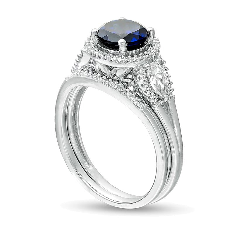 7,0mm blauer und weißer Saphir (Labor) und 0,25 ct. Gesamtgewicht Diamant Dreistein-Braut-Set in rhodiniertem Sterlingsilber