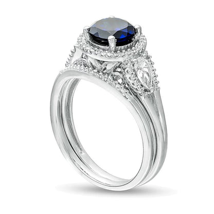 7,0mm blauer und weißer Saphir (Labor) und 0,25 ct. Gesamtgewicht Diamant Dreistein-Braut-Set in rhodiniertem Sterlingsilber