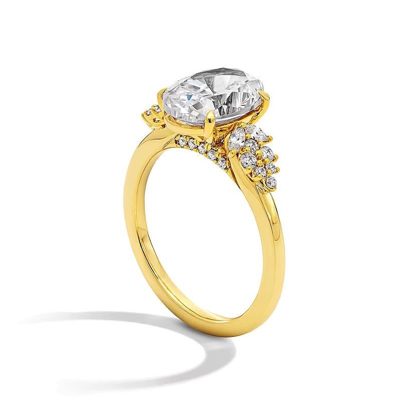 3,33 ct. Gesamtgewicht Verlobungsring Solitär mit seitlichem Besatz mit ovalem Labordiamant in 14K Gelbgold (F/VS2)