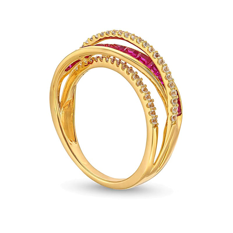 Fashion-Ring mit Labor-Rubin im Princess-Schliff und 0,2 ct. Gesamtgewicht Diamanten im Criss-Cross-Design in 10K Gelbgold