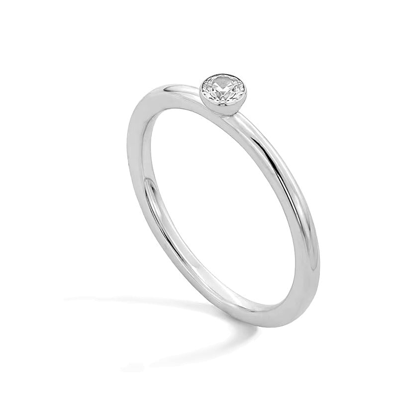 0,13 ct. Diamant Memoire-Ring mit Solitär in Zargenfassung, stapelbar, in 10K Weißgold (I/I2)