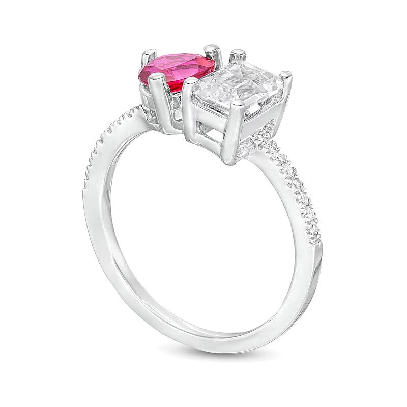 Ring mit herzförmigem Labor-Rubin, weißem Labor-Saphir im Smaragdschliff und 0,07 ct. Gesamtgewicht Diamanten in 10K Weißgold