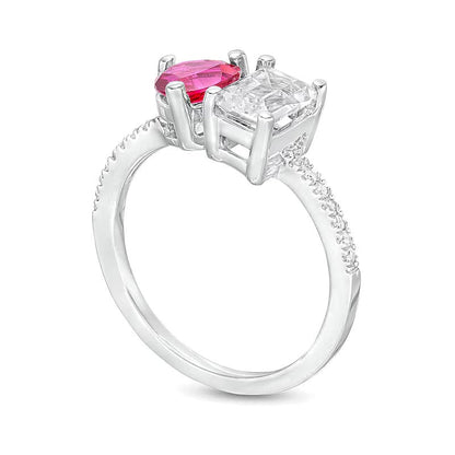 Ring mit herzförmigem Labor-Rubin, weißem Labor-Saphir im Smaragdschliff und 0,07 ct. Gesamtgewicht Diamanten in 10K Weißgold