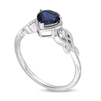 Ring mit herzförmigem blauem Labor-Saphir 5,0mm und Diamant-Besatz im Vintage-Stil mit Filigranarbeit in 10K Weißgold
