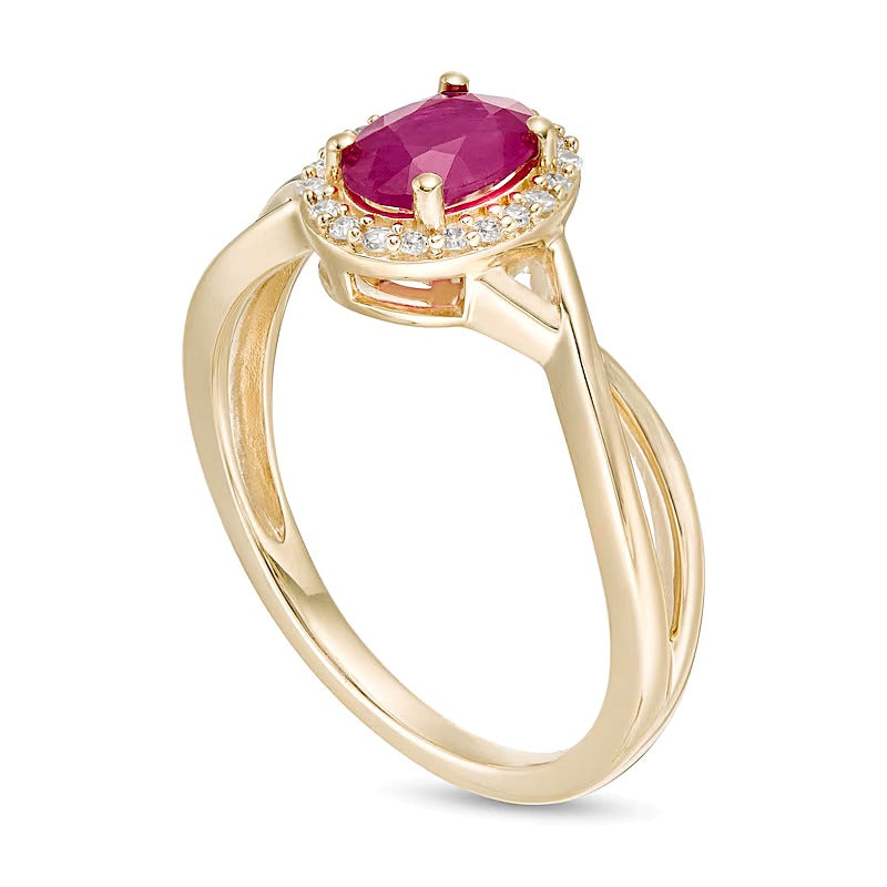 Ring mit ovalem Rubin und 0,07 ct. Gesamtgewicht Diamanten und gedrehter Ringschiene in 10K Gelbgold