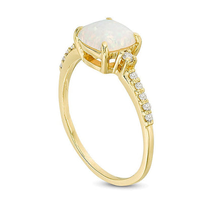7,0mm Verlobungsring mit Labor-Opal im Kissenschliff und 0,13 ct. Gesamtgewicht Diamanten in 10K Gelbgold