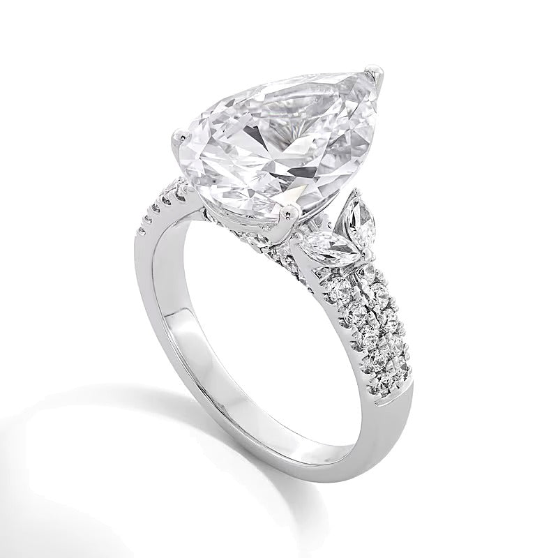 4,63 ct. Gesamtgewicht Solitär mit seitlichem Besatz Verlobungsring mit tropfenförmigem Labordiamant in 14K Weißgold (F/VS2)