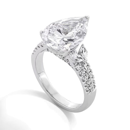 4,63 ct. Gesamtgewicht Solitär mit seitlichem Besatz Verlobungsring mit tropfenförmigem Labordiamant in 14K Weißgold (F/VS2)