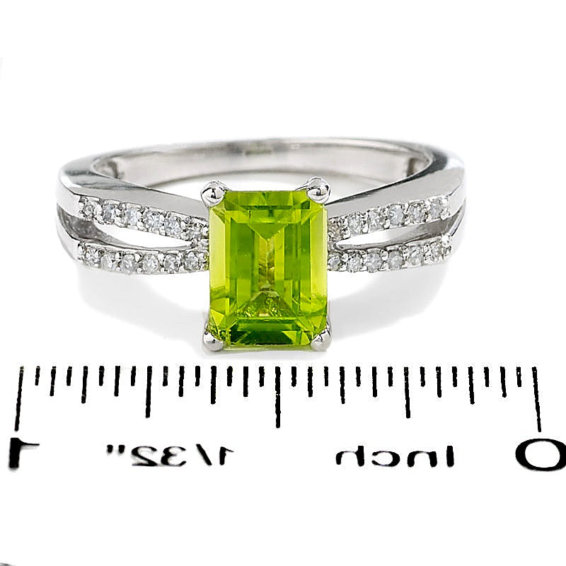 Peridot-Ring im Smaragdschliff in 10K Weißgold mit Diamant-Besatz