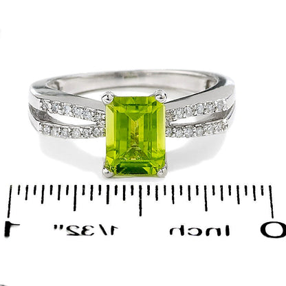 Peridot-Ring im Smaragdschliff in 10K Weißgold mit Diamant-Besatz