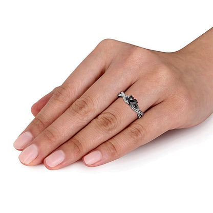 0,5 ct. Gesamtgewicht behandelter schwarzer Diamant im Herz-Schliff und Labor-Saphir Fashion-Ring in rhodiniertem Sterlingsilber