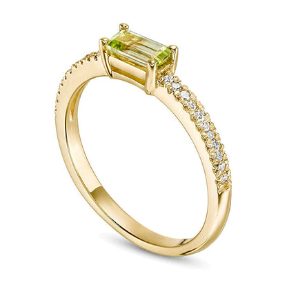 Fashion-Ring mit Baguette-Peridot und 0,1 ct. Gesamtgewicht Diamanten in 10K Gelbgold