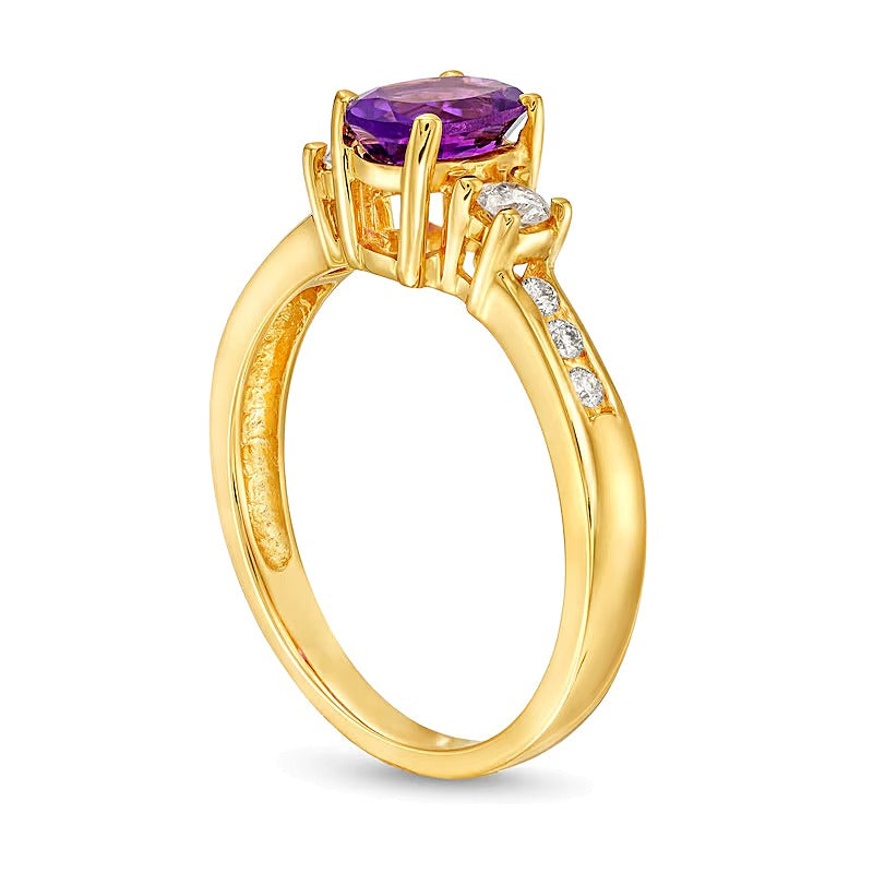 Ring mit ovalem Amethyst und 0,25 ct. Gesamtgewicht Diamanten, Solitär mit seitlichem Besatz, in 14K Gelbgold