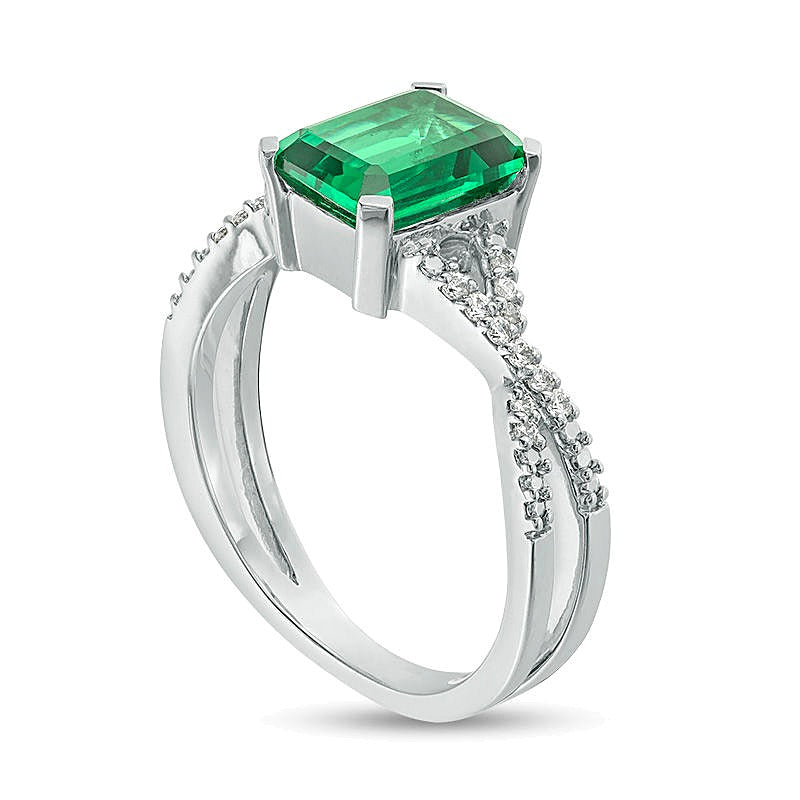 Ring mit Smaragd im Smaragdschliff (Labor) und 0,1 ct. Gesamtgewicht Diamanten mit Criss-Cross-Split-Shank in 10K Weißgold