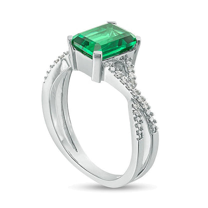 Ring mit Smaragd im Smaragdschliff (Labor) und 0,1 ct. Gesamtgewicht Diamanten mit Criss-Cross-Split-Shank in 10K Weißgold