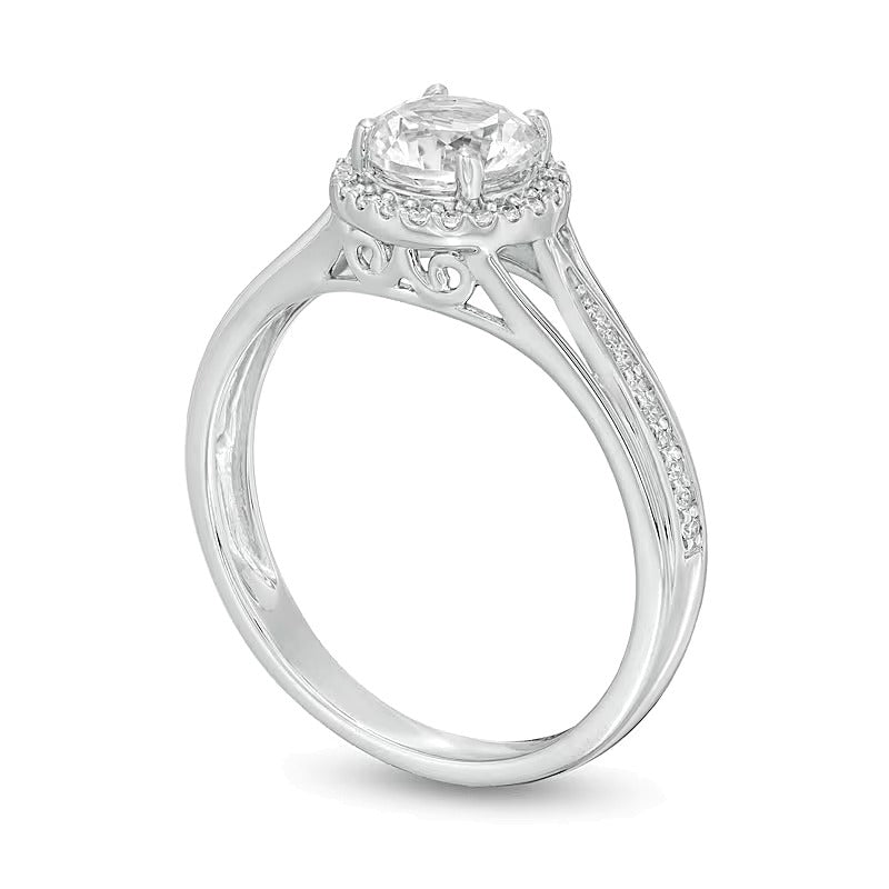 6,0 mm im Labor gezüchteter weißer Saphir und 0,13 ct. Gesamtgewicht Diamant Fashion-Ring mit Split-Shank und Halo in rhodiniertem Sterlingsilber