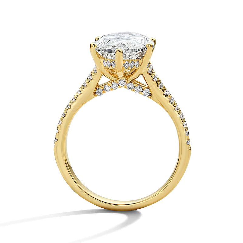 6.5 ct. Gesamtgewicht Solitär mit seitlichem Besatz mit Labordiamanten im Marquise- und Rundschliff in 14K Gelbgold (F/VS2)