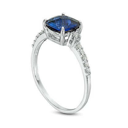 7,0 mm Verlobungsring mit Solitär und seitlichem Besatz mit im Labor gezüchtetem blauem Saphir im Kissenschliff und 0,13 ct. Gesamtgewicht Diamanten in 10K Weißgold