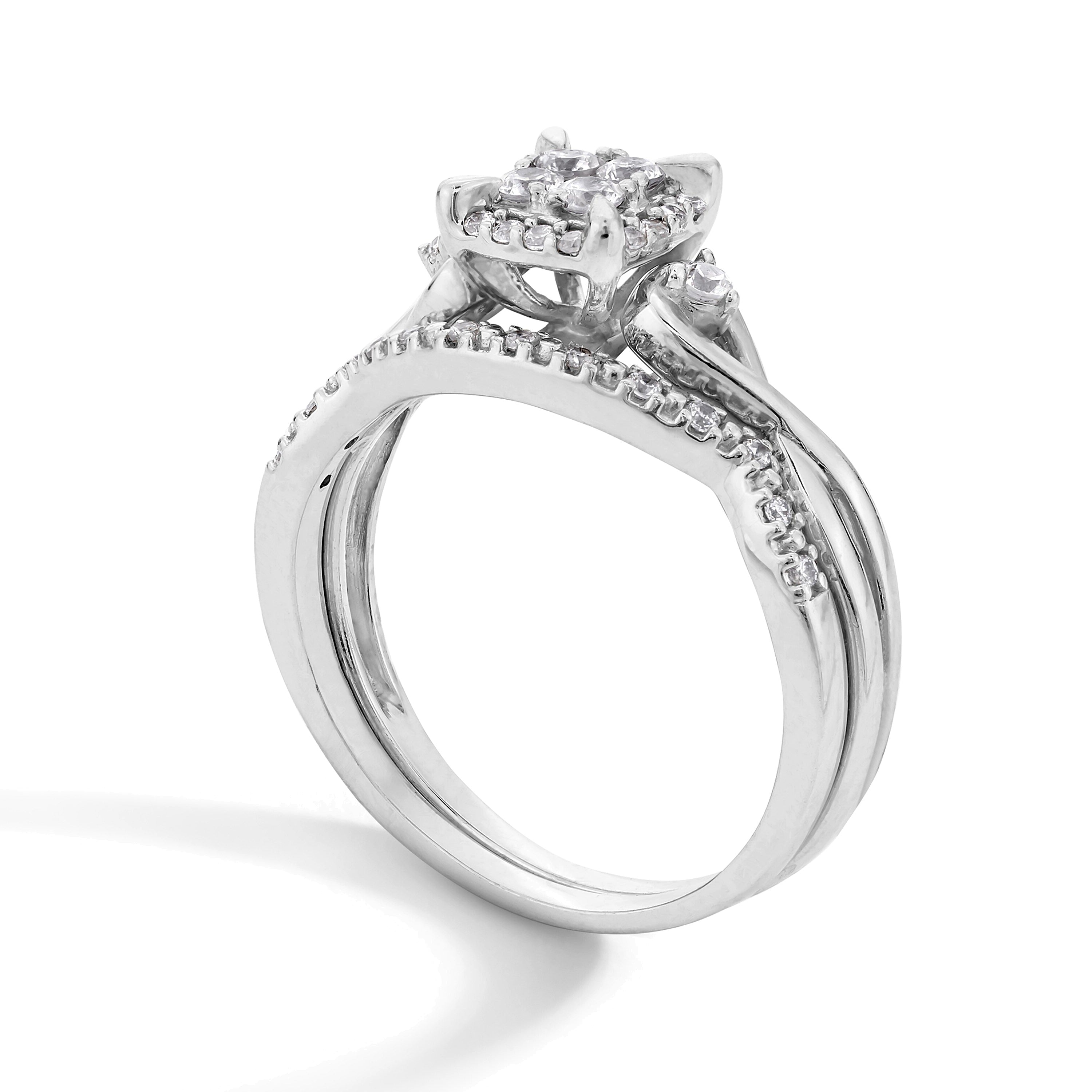 0,33 ct. Gesamtgewicht Multi-Diamant Brautset mit gedrehter Ringschiene in 10K Weißgold