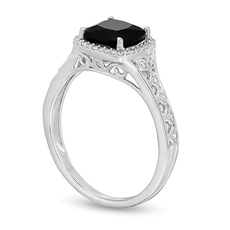 Ring mit schwarzem Saphir im Kissenschliff 7,0 mm und Diamanten 0,1 ct. Gesamtgewicht im Halo, 10K Weißgold