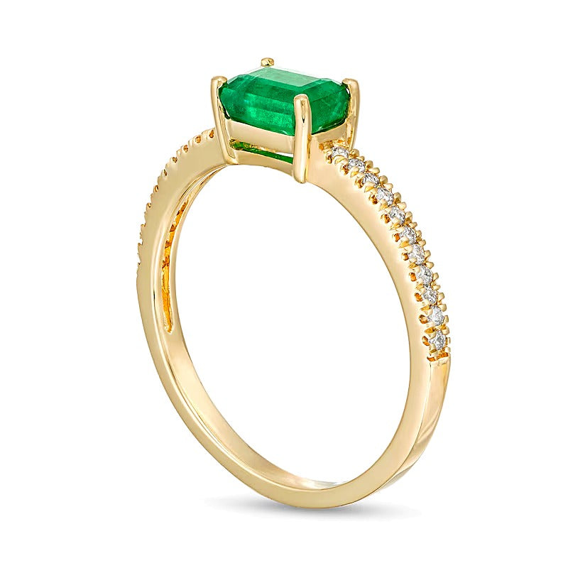Solitär-Ring mit seitlichem Besatz mit Smaragd und 0.1 ct. Gesamtgewicht Diamanten in 14K Gelbgold