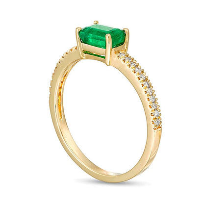 Solitär-Ring mit seitlichem Besatz mit Smaragd und 0.1 ct. Gesamtgewicht Diamanten in 14K Gelbgold