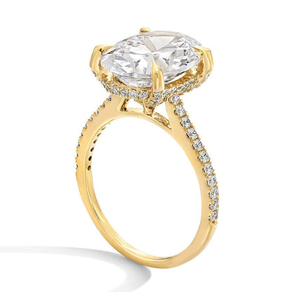Verlobungsring Solitär mit seitlichem Besatz mit ovalem Labordiamant 6.5 ct. Gesamtgewicht in 14K Gelbgold (F/VS2)