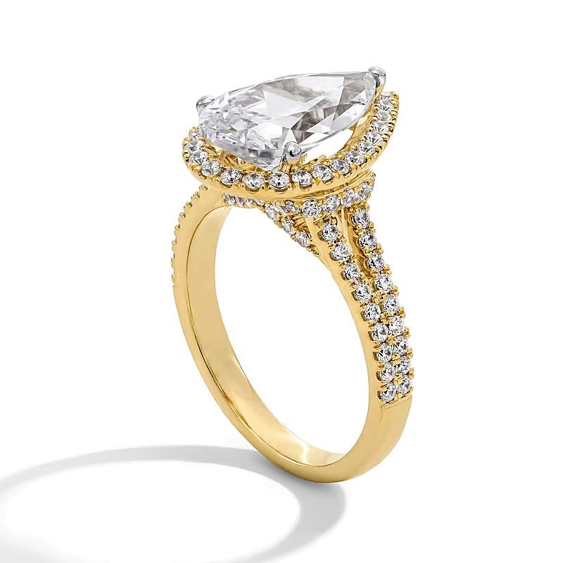 3.63 ct. Gesamtgewicht tropfenförmiger Labordiamant Halo Verlobungsring mit geteiltem Ring in 14K Gelbgold (F/VS2)