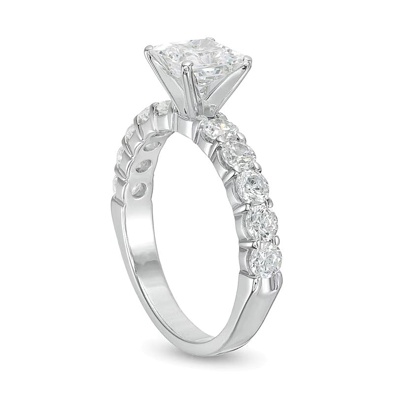 Solitär-Verlobungsring mit seitlichem Besatz, 2.0 ct. Gesamtgewicht, Princess- und rund geschliffene Diamanten in 14K Weißgold