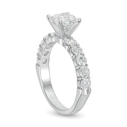 Solitär-Verlobungsring mit seitlichem Besatz, 2.0 ct. Gesamtgewicht, Princess- und rund geschliffene Diamanten in 14K Weißgold
