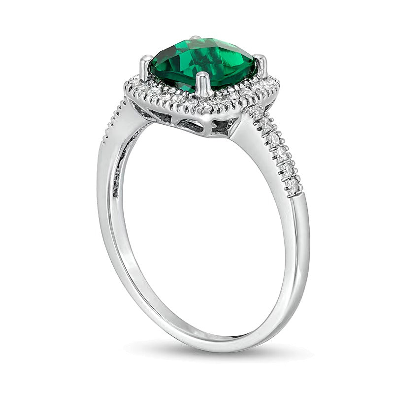 7,0 mm Ring mit Labor-Smaragd im Kissenschliff und 0,2 ct. Gesamtgewicht Diamanten im Halo aus 10K Weißgold