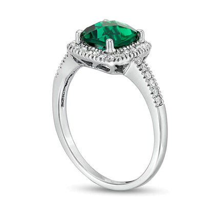 7,0 mm Ring mit Labor-Smaragd im Kissenschliff und 0,2 ct. Gesamtgewicht Diamanten im Halo aus 10K Weißgold