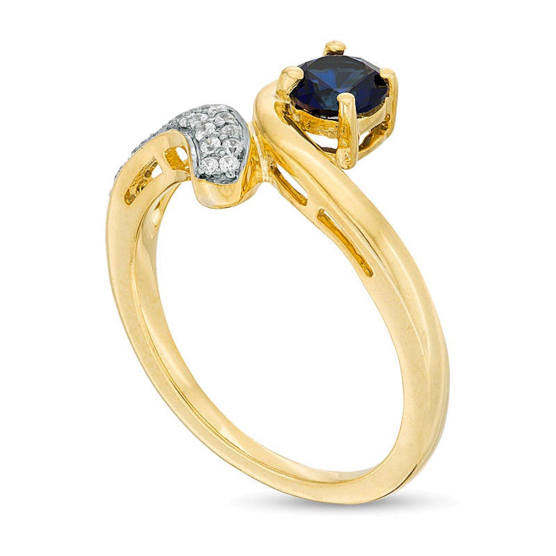 5,0mm im Labor gezüchteter blauer Saphir und Diamant Bypass-Ring, 0,1 ct. Gesamtgewicht, in 14K Weißgold