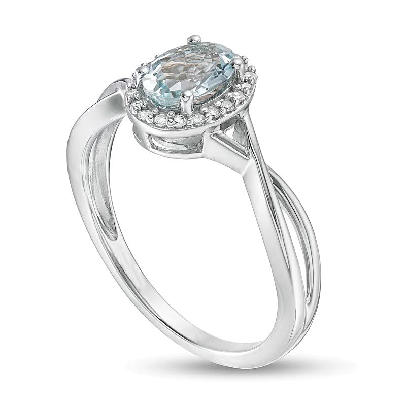 Ring mit ovalem Aquamarin und 0,07 ct. Gesamtgewicht Diamanten, Halo und gedrehter Ringschiene in 10K Weißgold