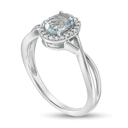 Ring mit ovalem Aquamarin und 0,07 ct. Gesamtgewicht Diamanten, Halo und gedrehter Ringschiene in 10K Weißgold