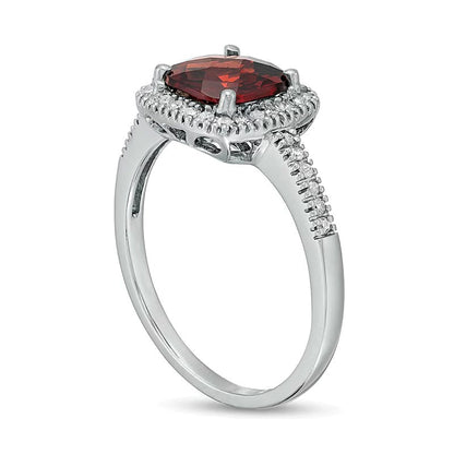 7,0 mm Ring mit Granat im Kissenschliff und 0,2 ct. Gesamtgewicht Diamanten im Halo-Design in 10K Weißgold